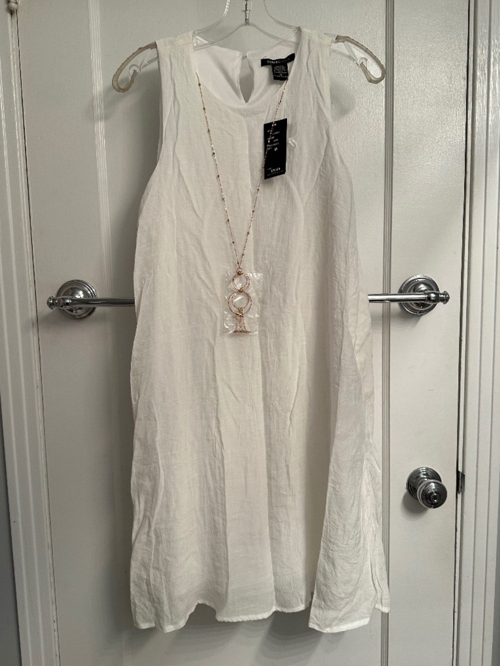 Robert Louis white sleeveless shift midi-dress with pendant necklace size M
